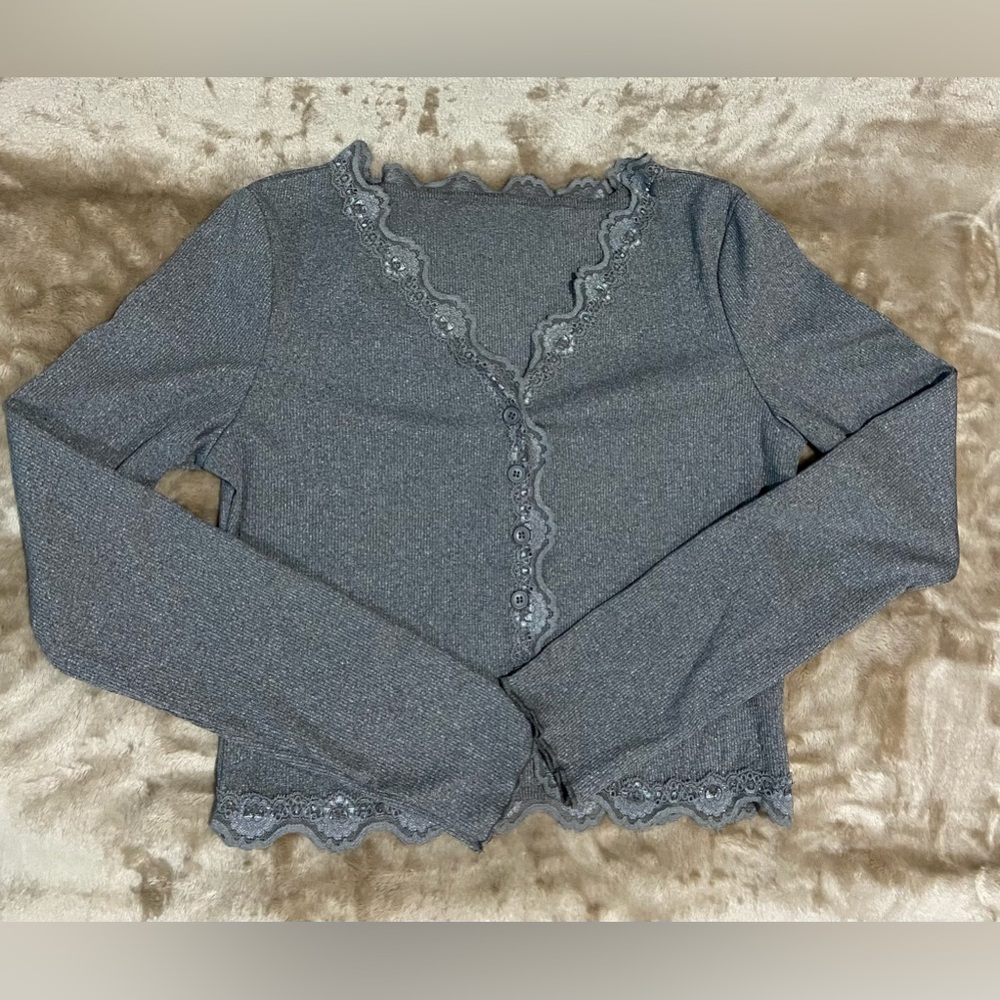 ⭐️SOLID CONTRAST LACE TEE⭐️ Please look at the measurements in the photo 🙂✅